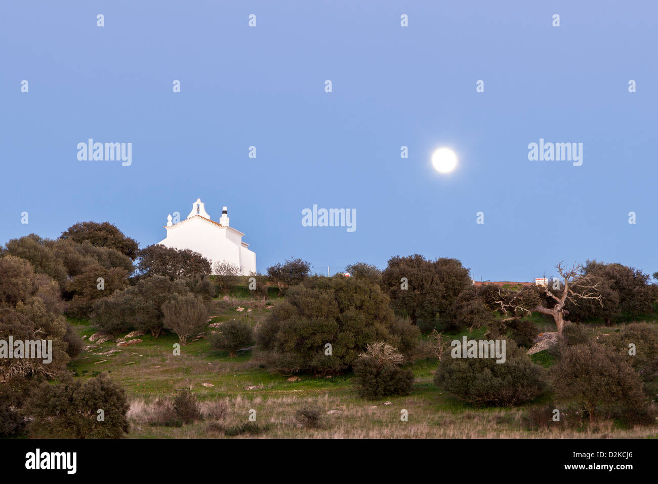 Kulturlandschaft von Castro Verde, in Alentejo, Portugal und die historische Kirche von Sao Pedro Das Cabecas im Hintergrund Stockfoto