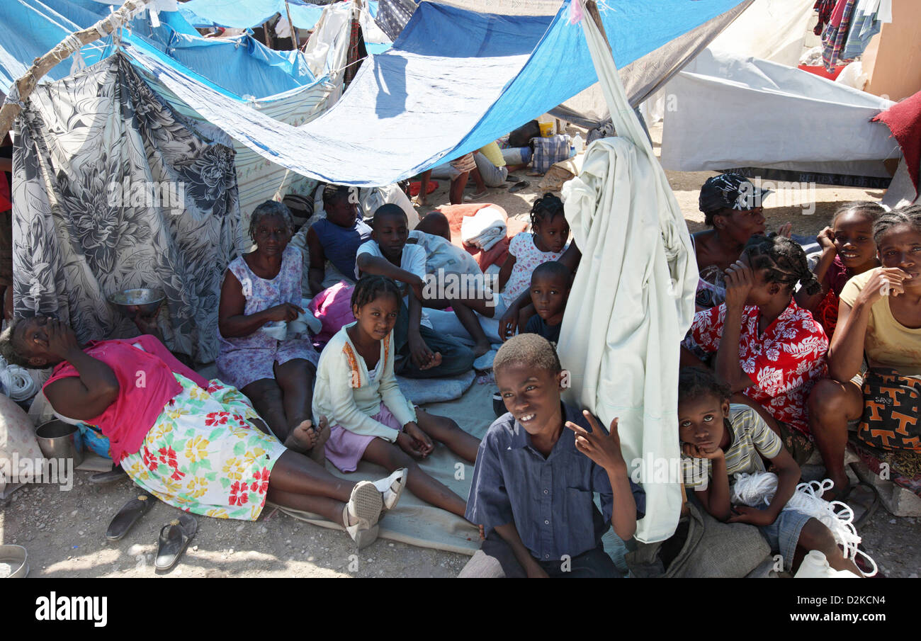Carrefour, Haiti, Opfer des Lagers Erdbeben unter freiem Himmel Stockfoto