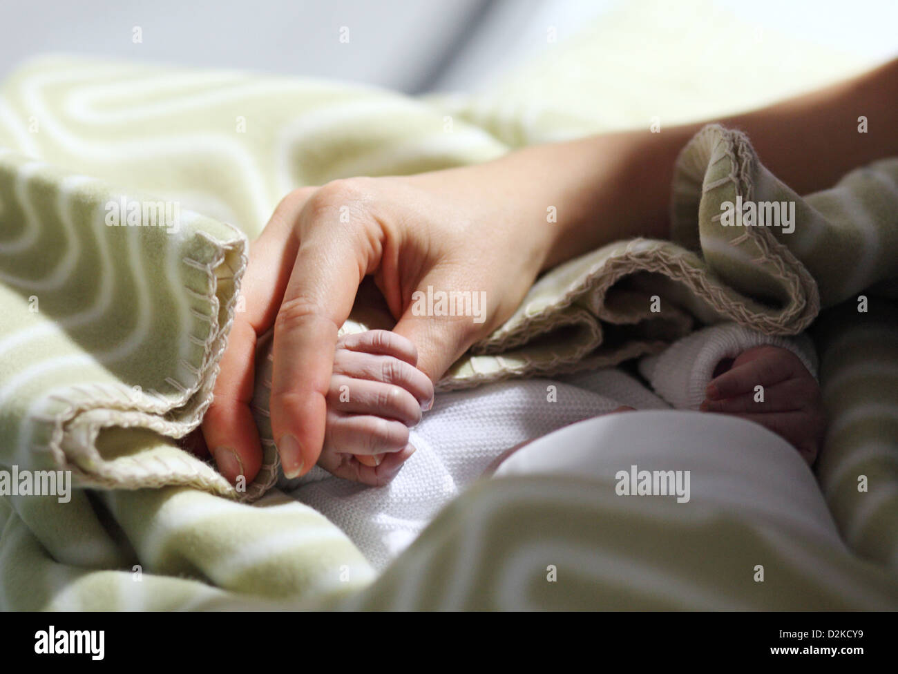 Carrefour, Haiti, Hand umklammert die Hand des ersten Neugeborenen das Feldlazarett Stockfoto