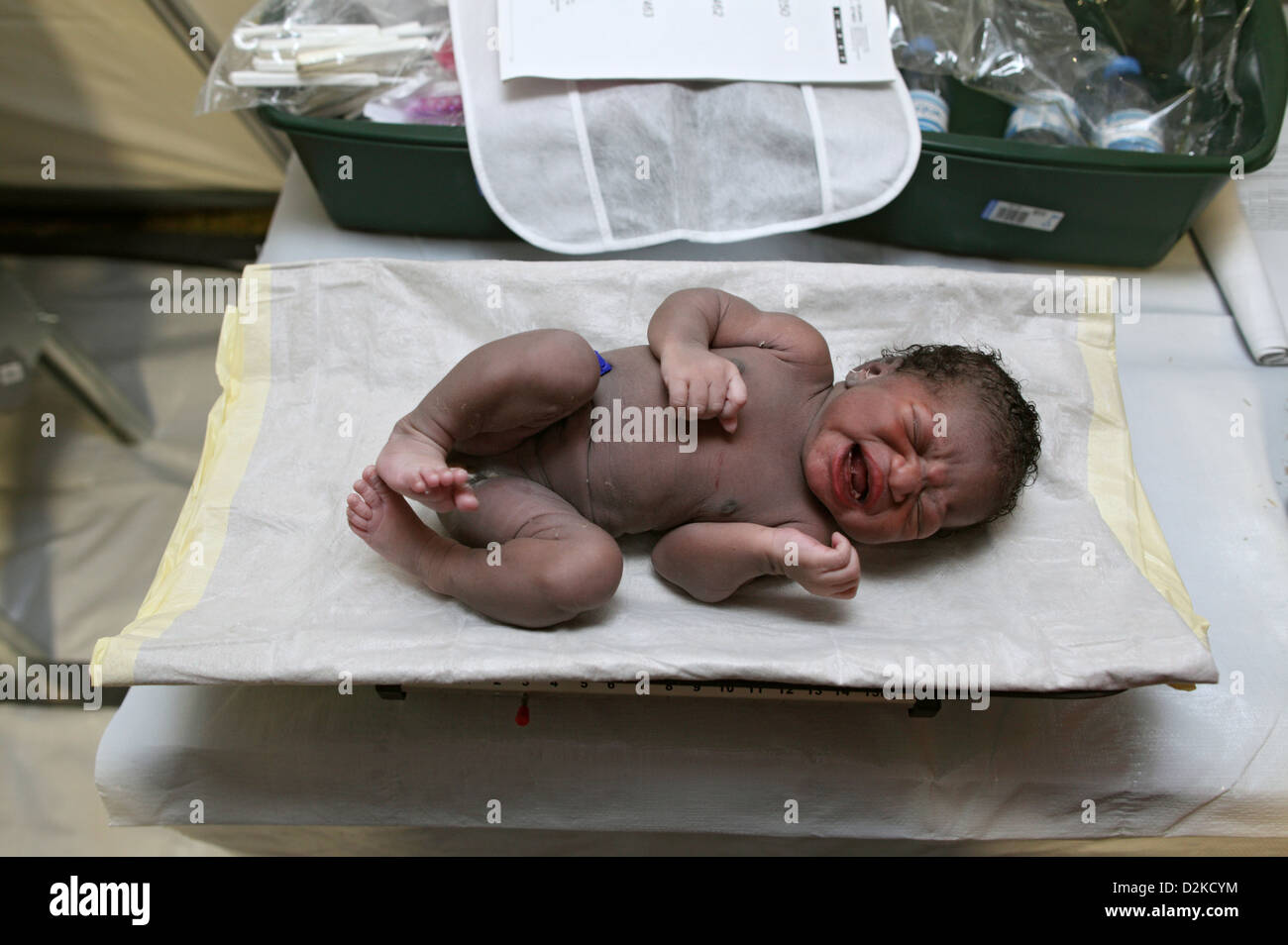 Carrefour, Haiti, das erste Neugeborene das Feldlazarett wird gewogen Stockfoto