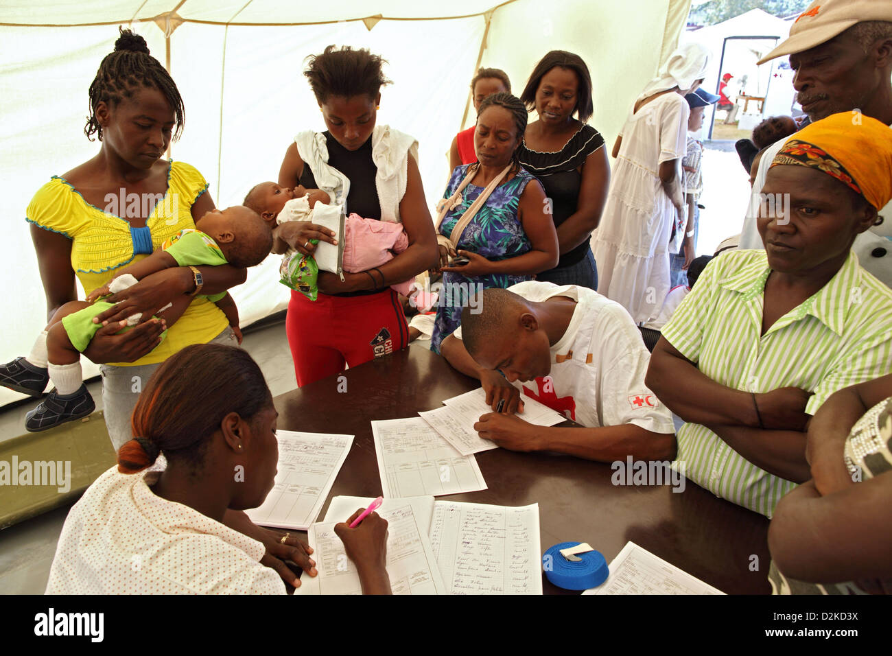 Carrefour, Haiti, registrieren im Bereich Rezeption von dem Krankenhauspersonal Patienten Stockfoto