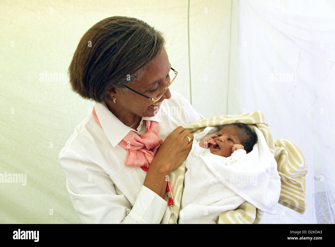 Carrefour, Haiti, Michaele Gideon hält ein neugeborenes Baby in ihren Armen Stockfoto