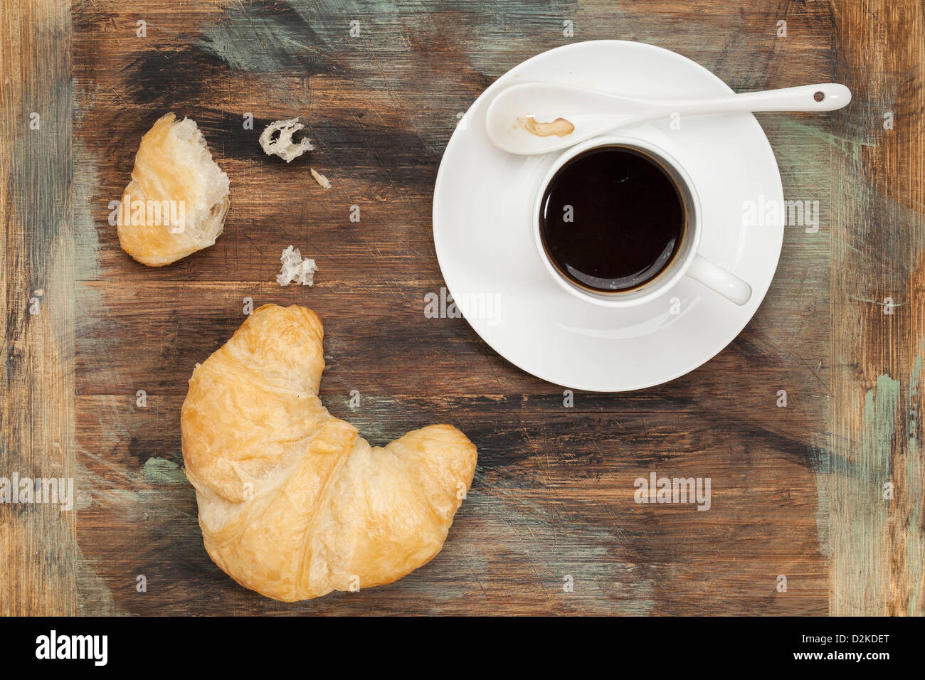 Croissants und Kaffee auf Grunge lackiertem Holz Stockfoto
