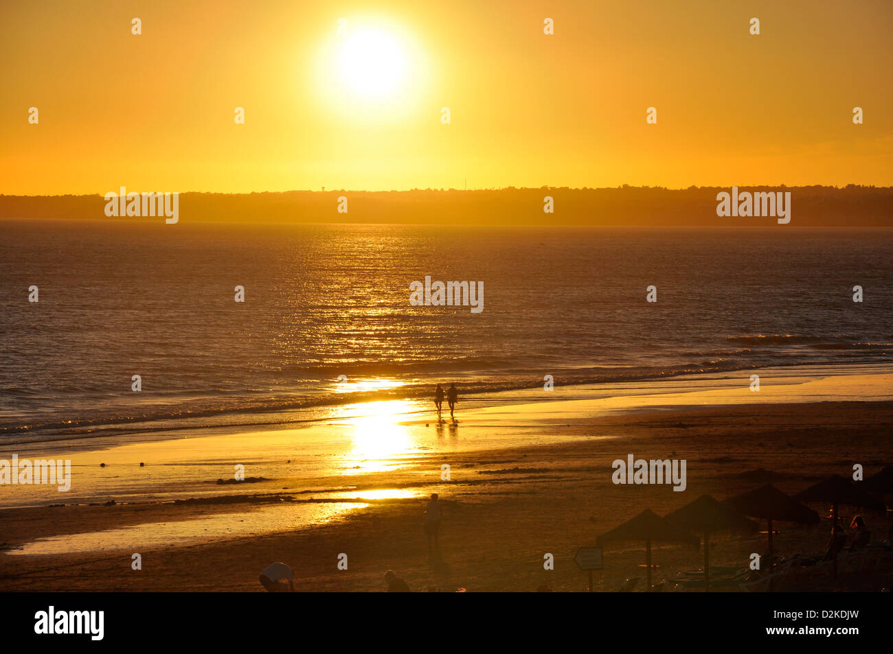 Paare, die am Strand bei Sonnenuntergang in Gale, Region Distrikt Faro, Algarve, Portugal Stockfoto