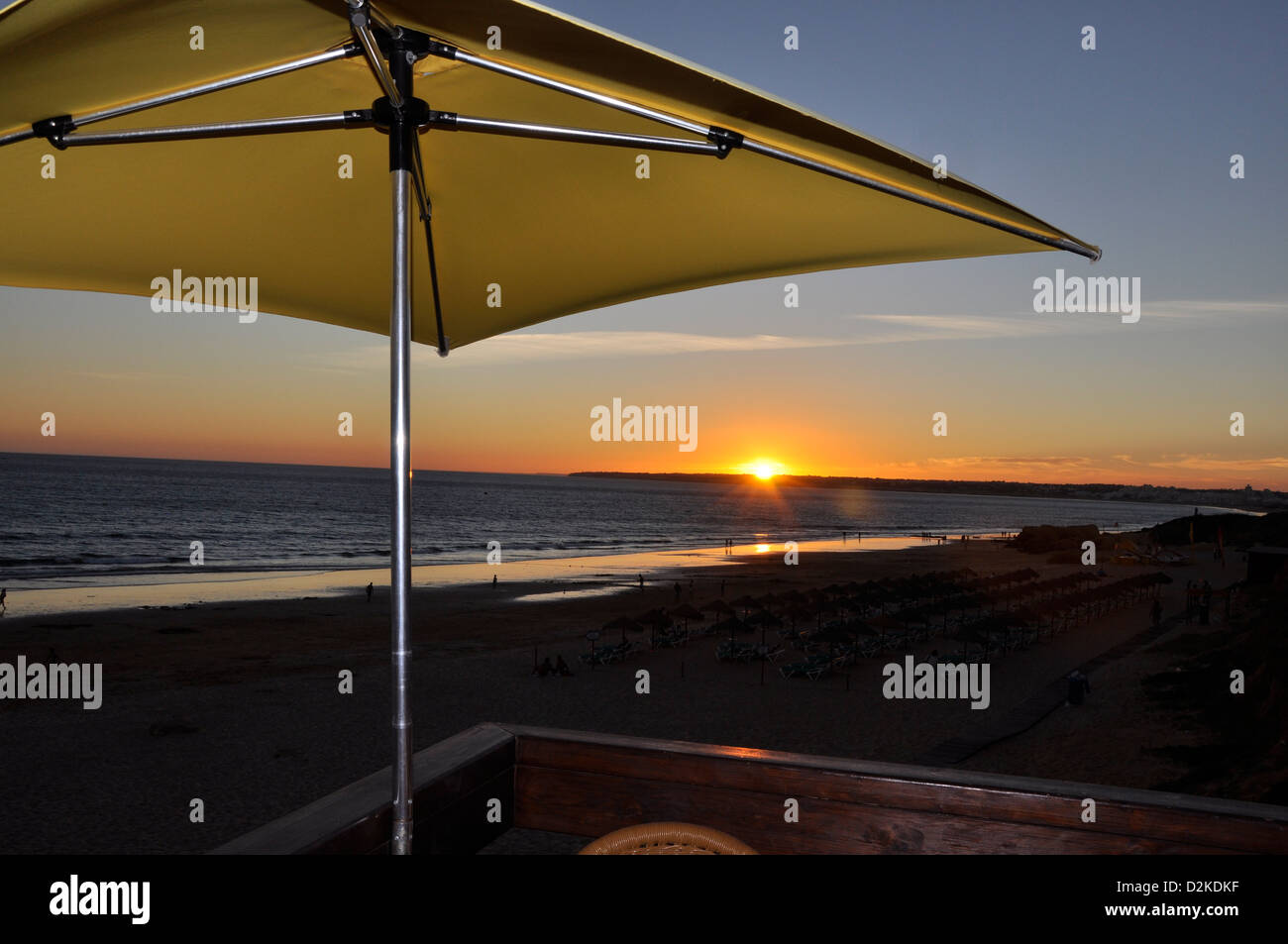 Sonnenschirm bei Sonnenuntergang in Gale, Region Distrikt Faro, Algarve, Portugal Stockfoto