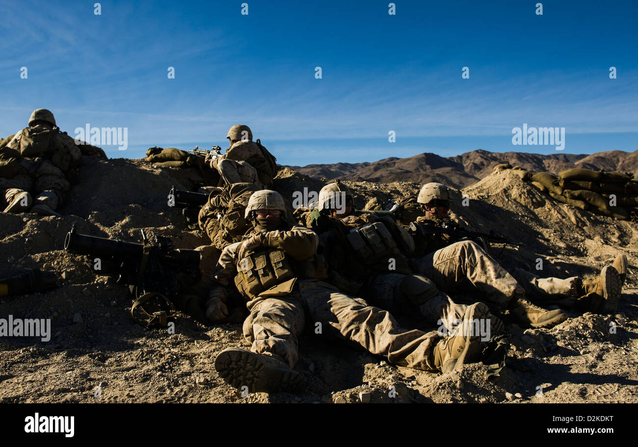 US Marine Corps 3. Bataillon 4. Marine Regiment Infanterie ruhen während der Teilnahme im integrierten Training Übung (ITX) 13-1 in Twentynine Palms Marine Corps Base, Kalifornien 22. Januar 2013. Die ITX ist die Übung, der Marines kommen vor Stockfoto