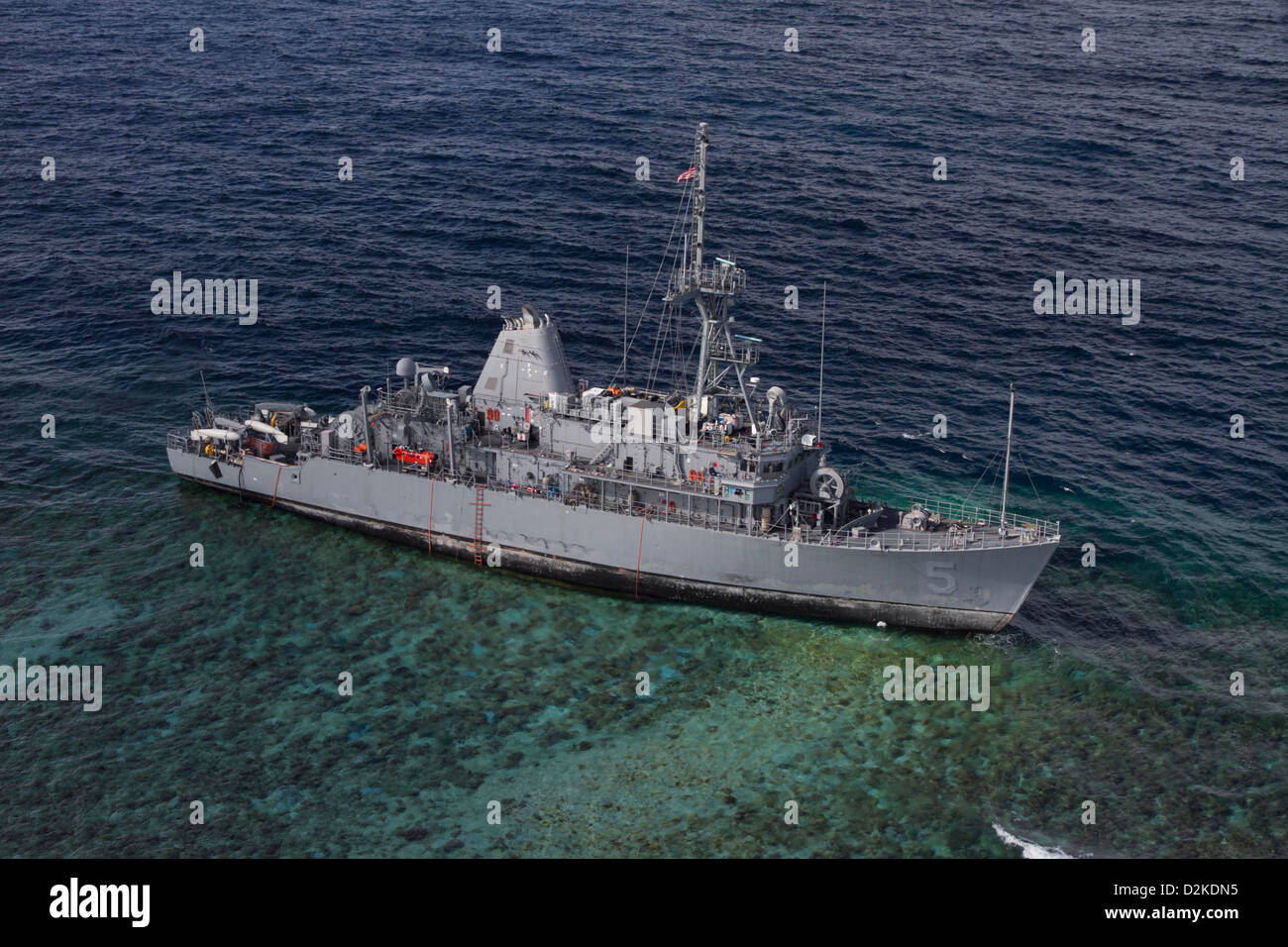 USS Guardian (MCM 5) sitzt auf Grund am Tubbataha Reef. Operationen, das Schiff sicher zu erholen, bei gleichzeitiger Minimierung der Auswirkungen auf die Umwelt werden in enger Zusammenarbeit mit Alliierten Philippinen Küstenwache und Marine durchgeführt. Stockfoto