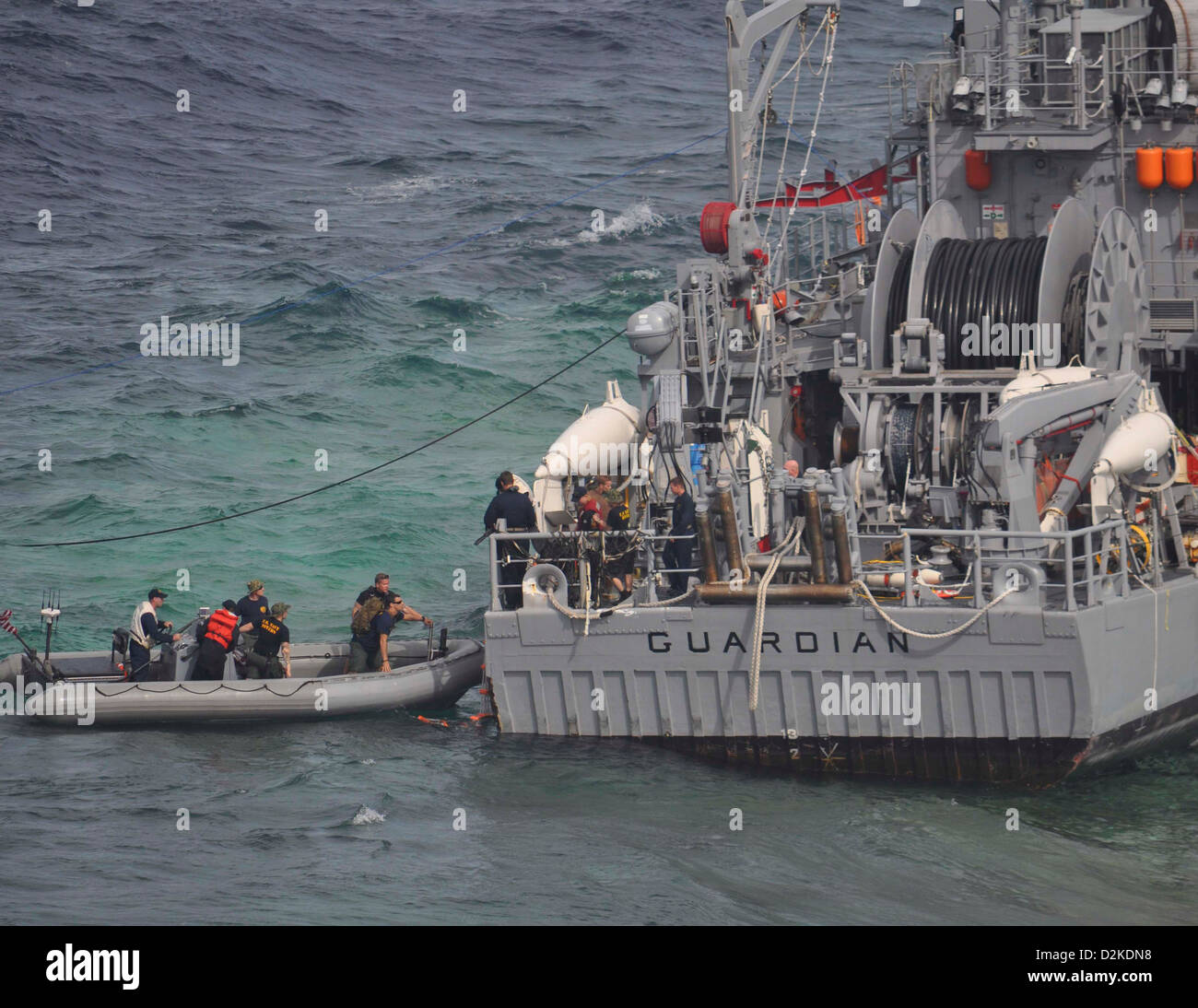 US Navy Bergung Bewertung Team-Mitglieder an Bord das Heck der USS Guardian (MCM-5), die auf Grund am Tubbataha Reef am 17. Januar lief. Operationen, das Schiff sicher zu erholen, bei gleichzeitiger Minimierung der Auswirkungen auf die Umwelt werden durchgeführt in enger Zusammenarbeit mit einem Stockfoto