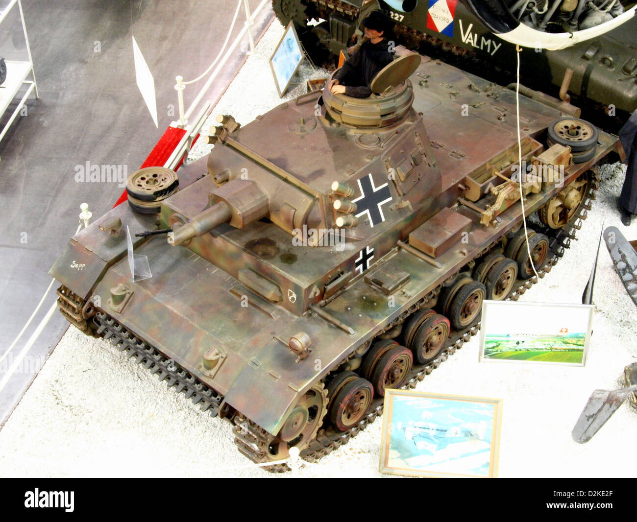 Der PzKw 4, auch bekannt als Panzer IV, ist ein deutscher Panzer aus dem Zweiten Weltkrieg, der mit einer 75-mm-Kanone ausgestattet ist. Dieser Panzer, der im Sinsheim Museum in Deutschland ausgestellt wird, ist Teil der umfangreichen Sammlung von Militärfahrzeugen und zeigt sein Design und seine Rolle während des Krieges. Der Panzer IV war einer der am weitesten verbreiteten Panzer der deutschen Armee im Zweiten Weltkrieg. Stockfoto