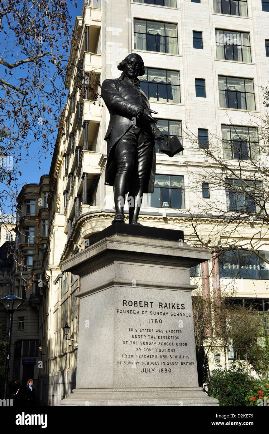 Statue von Robert Raikes, Victoria Embankment Gardens, London, England, Vereinigtes Königreich Stockfoto