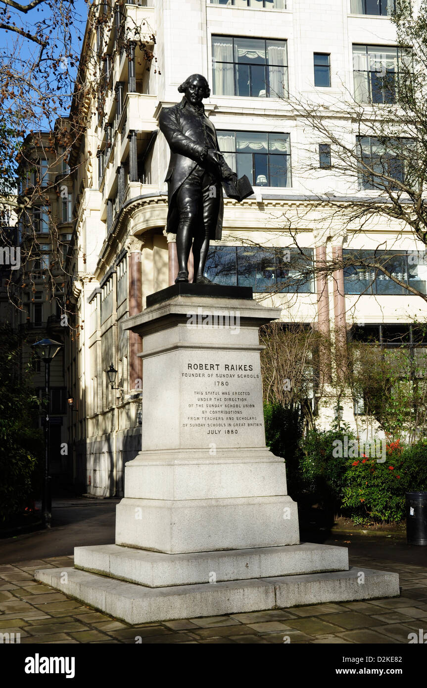 Statue von Robert Raikes, Victoria Embankment Gardens, London, England, Vereinigtes Königreich Stockfoto