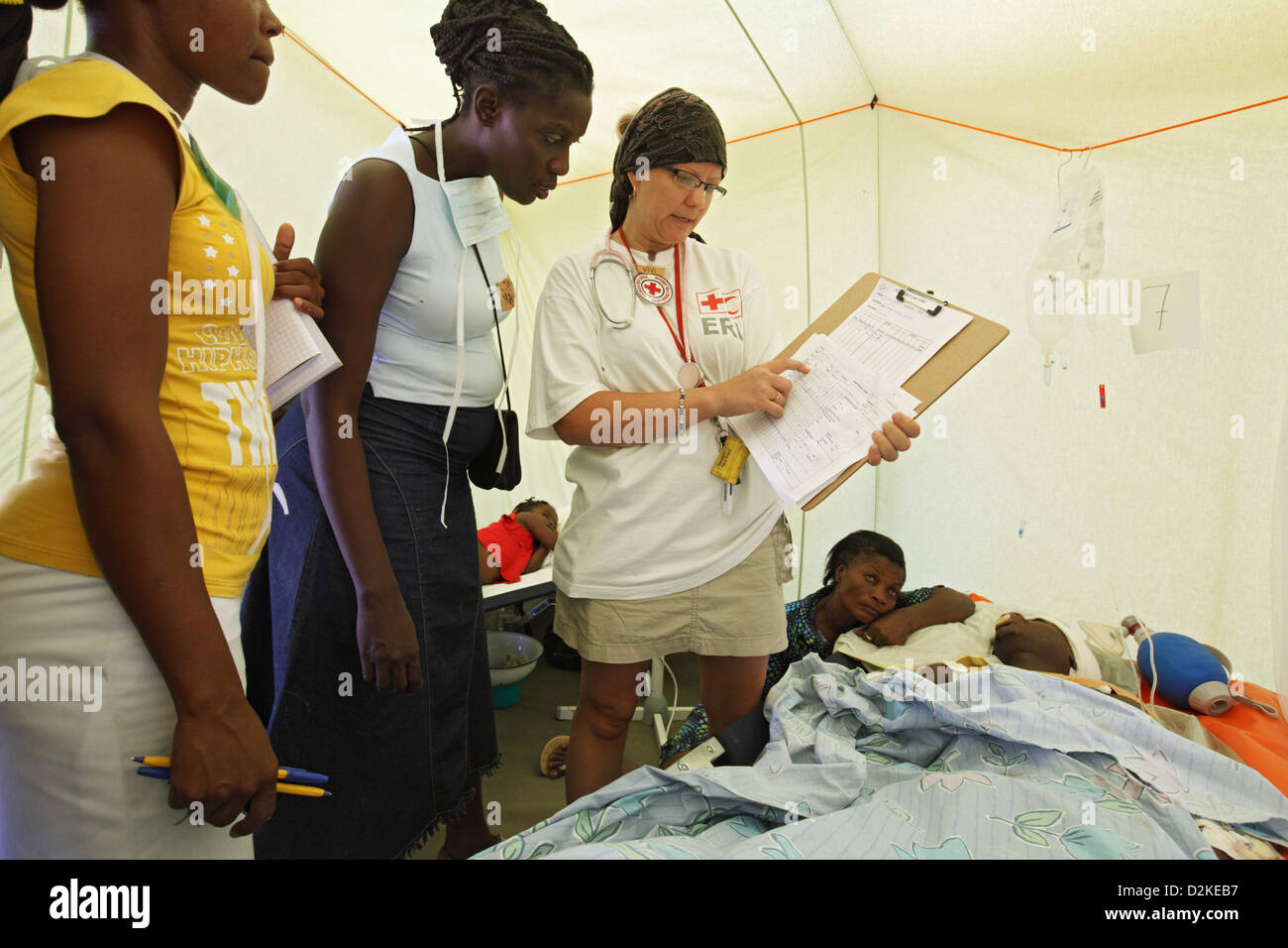 Carrefour, Haiti, Patienten, die neben einem verletzten Mann auf der Intensivstation Stockfoto