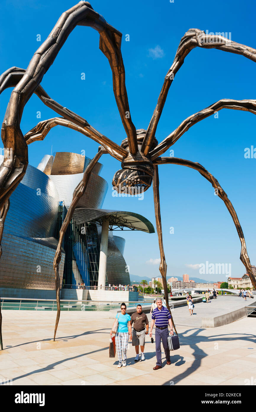 Das Guggenheim Museum, entworfen von kanadisch-amerikanischen Architekten Frank Gehry und Riesen-Spinne-Skulptur von Louise Bourgeois, Bilbao, Stockfoto