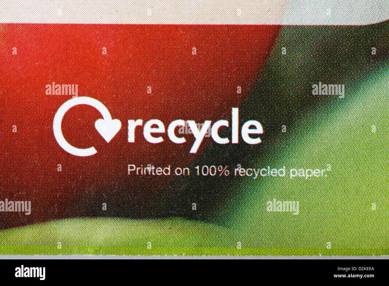 Recycling-Logo gedruckt auf 100 % Recycling-Papier auf Umschlag Stockfoto