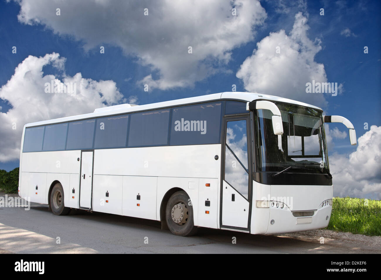 Die weißen Ausflug Bus gegen den blauen Himmel Stockfoto