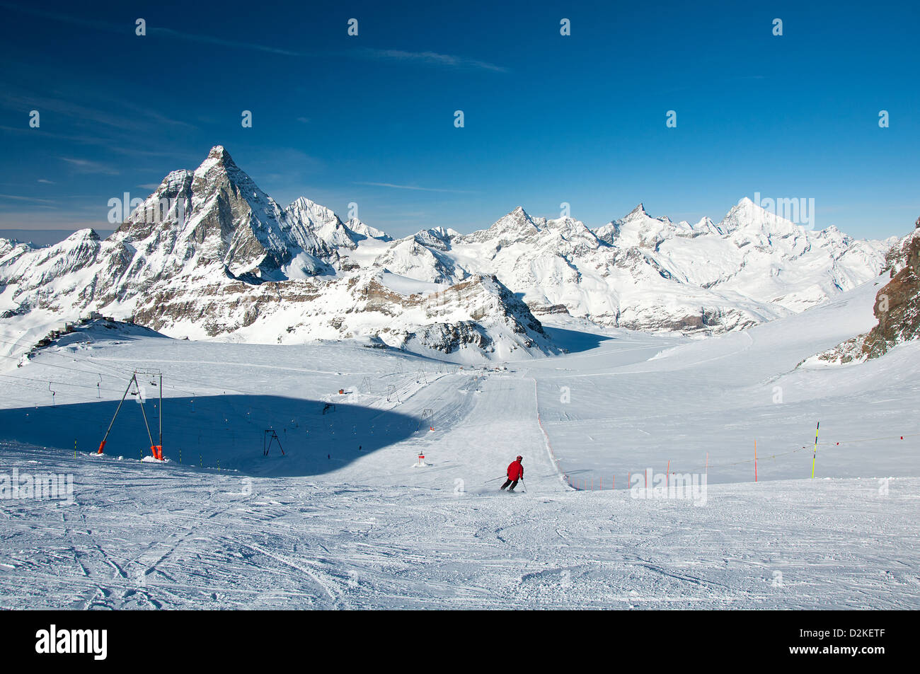 Skifahrer und Ski-Liften vor dem Matterhorn Stockfoto