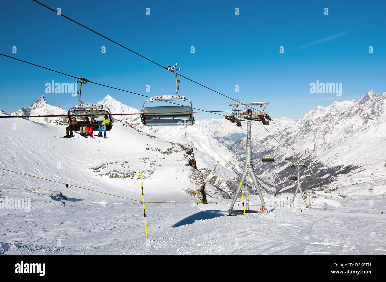 Skifahrer am Sessellift in Schweizer Alpen Matterhorn Glacier Stockfoto