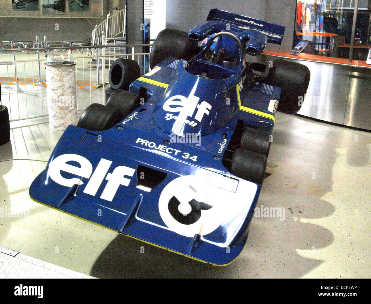 Der Yrrell P34 ist ein Formel-1-Sechsrad-Auto, das für sein einzigartiges Design in den 1970er Jahren bekannt ist Das vom Tyrrell Racing Team entwickelte Modell verfügt über eine innovative Technik mit vier kleinen Vorderrädern zur Verbesserung der Aerodynamik und des Handlings. Stockfoto