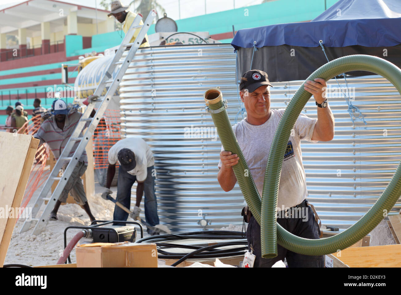 Carrefour, Haiti, DRK-Mitarbeiter bauen Wassertanks für die Versorgung mit Trinkwasser Stockfoto