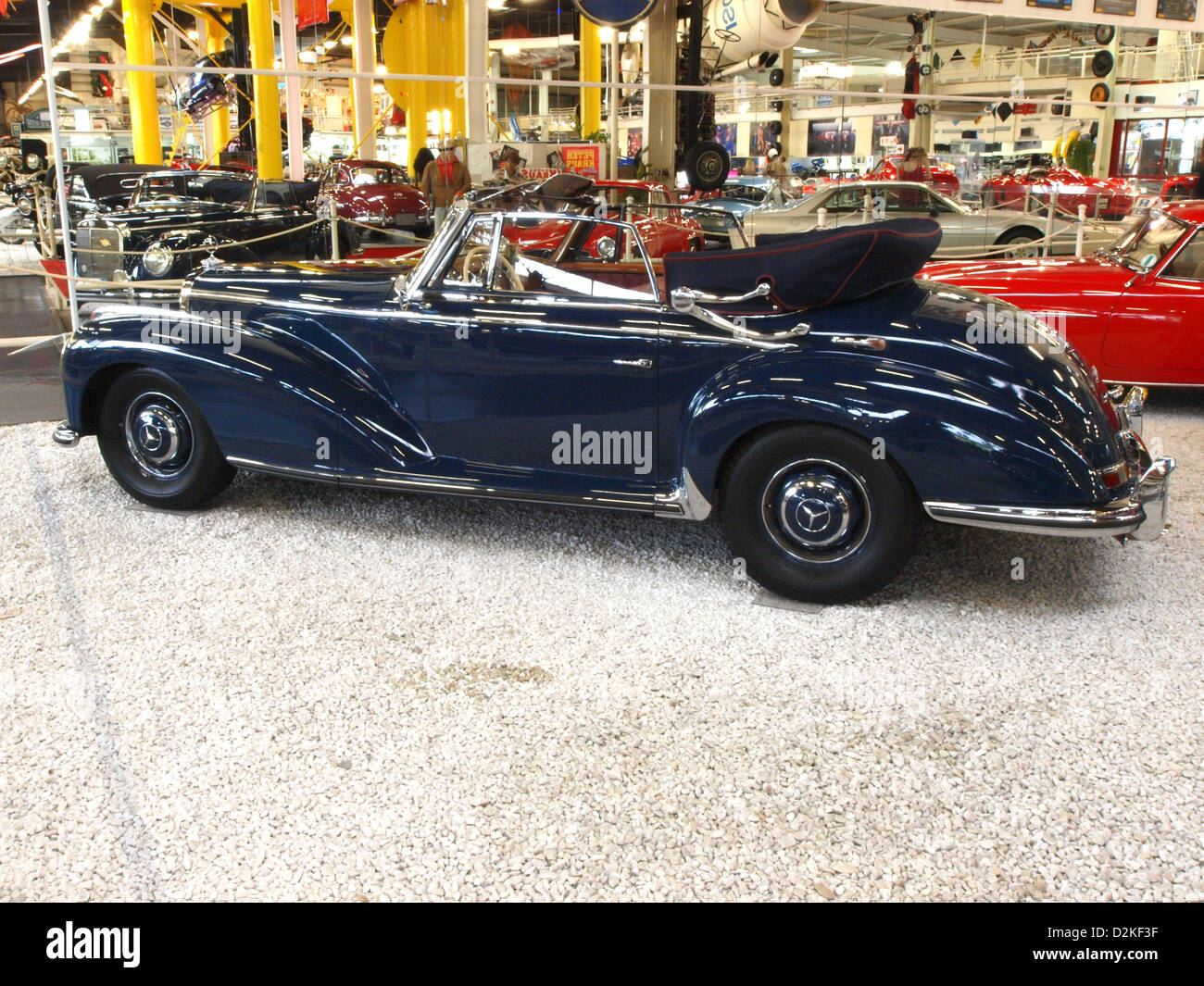 Das Mercedes-Benz 300S Cabriolet, ein klassisches Luxus-Cabriolet, das in den 1950er Jahren hergestellt wurde Das 300S Cabriolet ist bekannt für sein elegantes Design, seinen leistungsstarken Motor und seine hohe Leistungsfähigkeit und bleibt ein Symbol für Luxus. Stockfoto