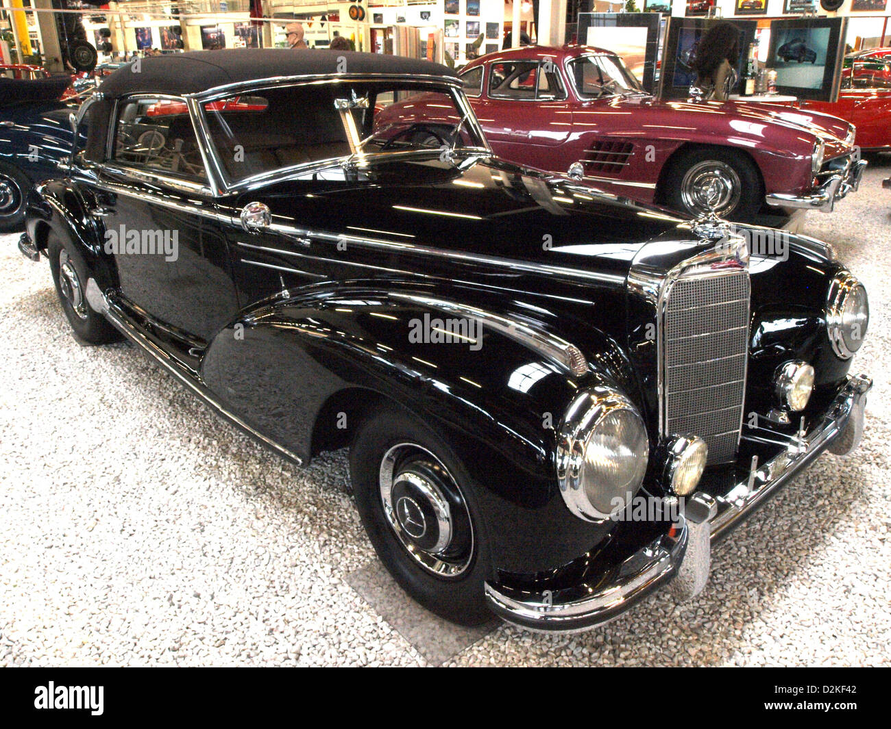 Das Mercedes-Benz 300S Cabriolet ist ein Luxusauto aus den 1950er Jahren Bekannt für sein elegantes Design und seinen leistungsstarken Motor ist er ein klassisches Beispiel für Mercedes-Benz Engagement für hochwertige Automobilhandwerkskunst. Dieses Modell stellt den Höhepunkt der Luxusautos seiner Zeit dar. Stockfoto