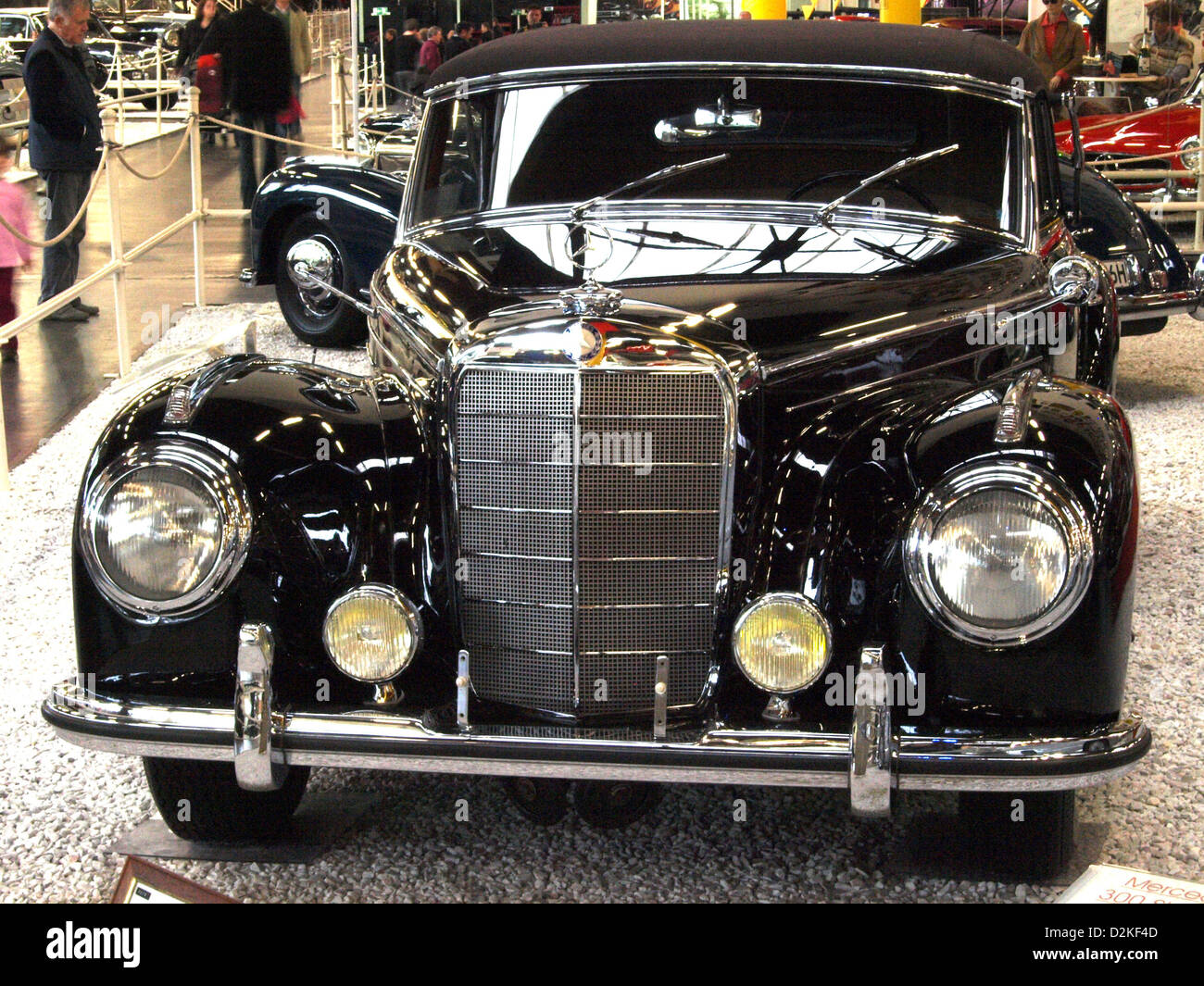 Das Mercedes-Benz 300S Cabriolet ist ein luxuriöses Cabriolet aus den 1950er Jahren, das für sein stilvolles Design und seine außergewöhnliche Ingenieurskunst bekannt ist. Es ist ein Klassiker in der Automobilgeschichte und wird von Sammlern und Autoliebhabern weltweit bewundert. Stockfoto