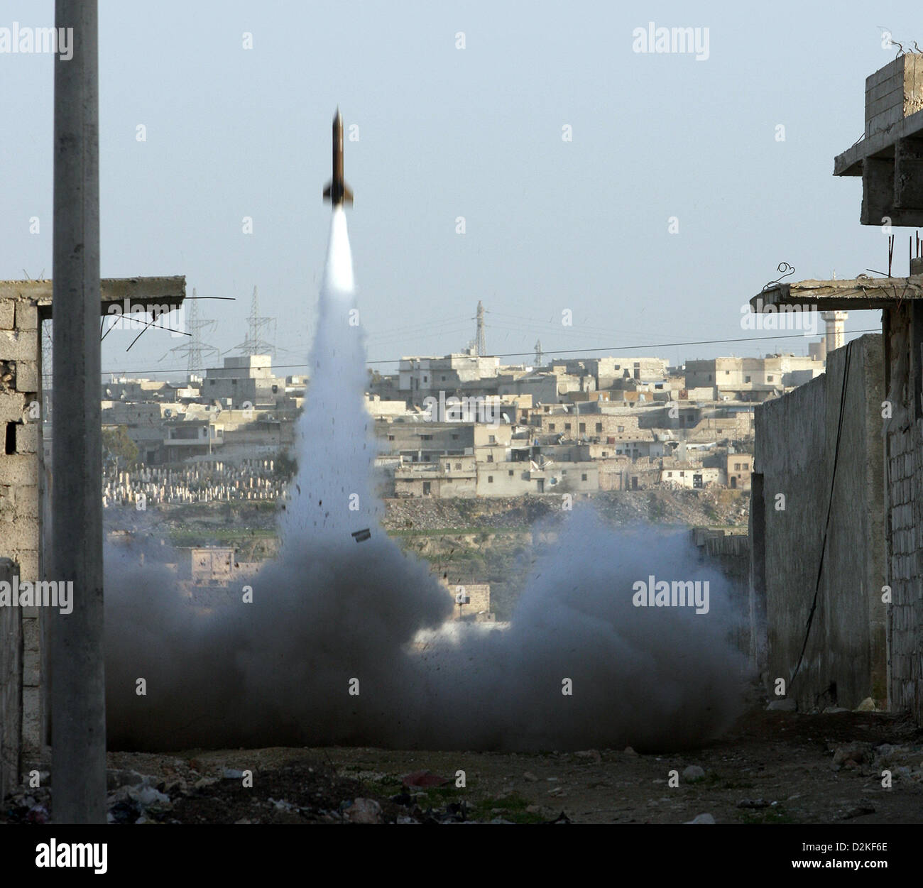 Aleppo, Syrien. 27. Januar 2013. Mitglieder der freien syrischen Armee (FSA) starten eine Eigenbau Rakete nach Übernahme der Kontrolle über die Gegend und versucht, die Verteidigung gegen einen Gegenangriff in einer südlichen Gegend von Aleppo, Syrien, 27. Januar 2013. Die südliche Region von Aleppo ist von strategischer Bedeutung, da die letzte Verbindung zwischen dem Flughafen und dem westlichen Teil der Stadt durch die Gegend läuft. Beide Regionen sind noch von Assads Regierungstruppen kontrolliert, während der Rest des Gebiets unter Kontrolle der FSA ist.   Foto: THOMAS RASSLOFF Stockfoto