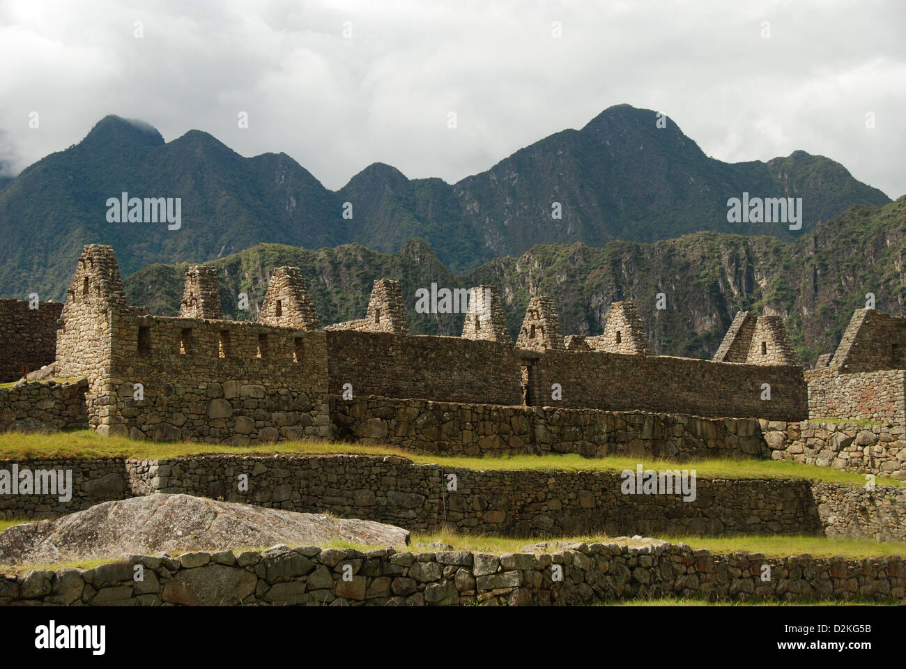 Inka Gebäude ab landwirtschaftlichen Terrassen in Machu Picchu, Peru Stockfoto