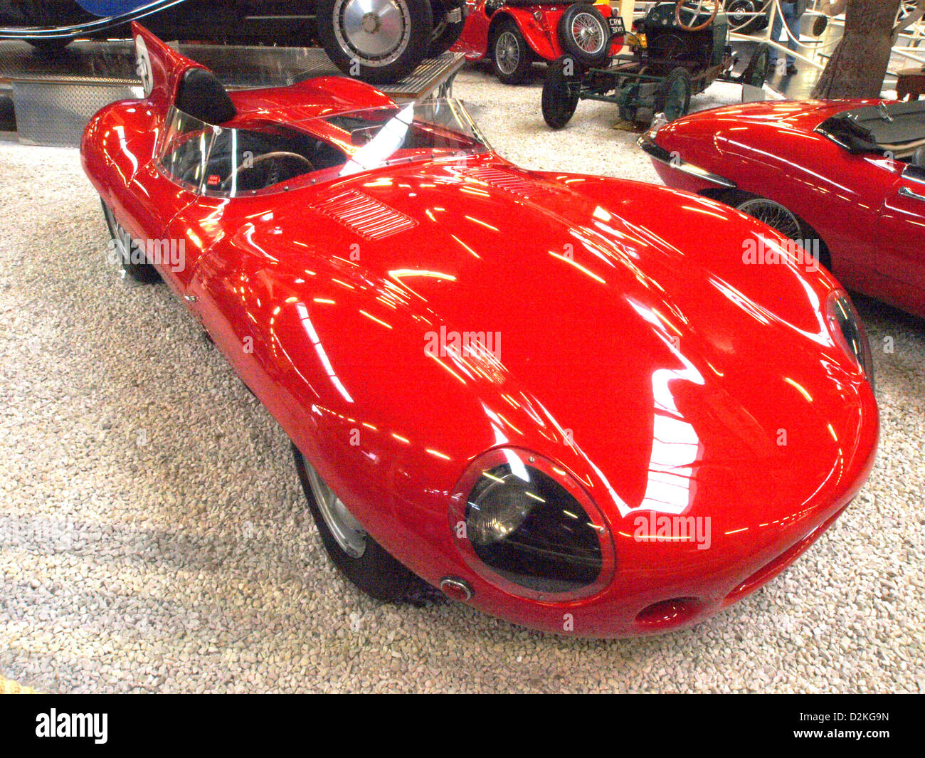 Der Jaguar D-Type 1954 ist ein legendärer Rennwagen, der für seine Aerodynamik und Geschwindigkeit bekannt ist. Ursprünglich für Langstreckenrennen konzipiert, wurde es in den 1950er Jahren berühmt für den dreimaligen Gewinn der 24-Stunden-Rennen von Le Mans Stockfoto