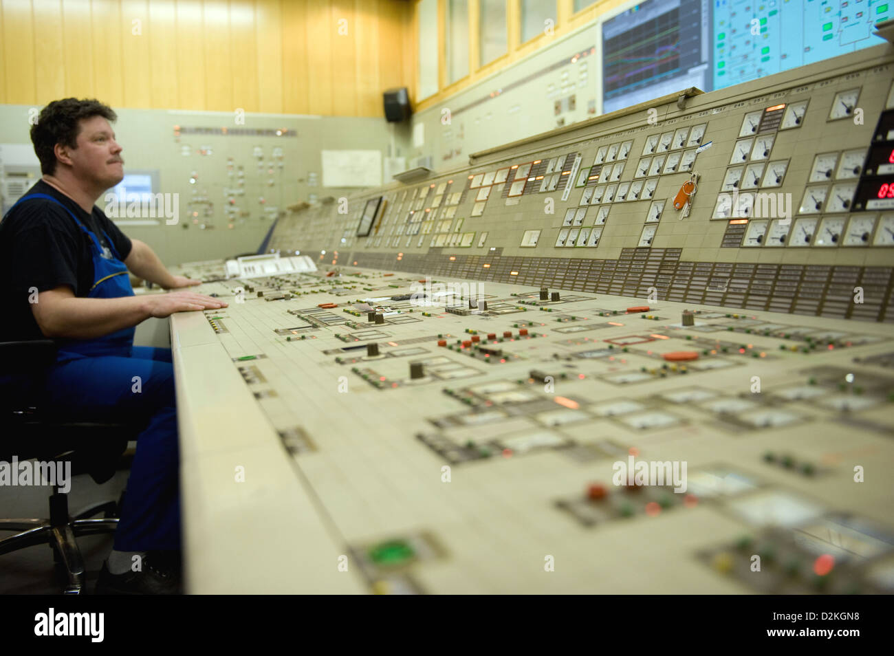 Berlin, Deutschland, Mitarbeiter in einem Kraftwerk sitzt an der Konsole Stockfoto
