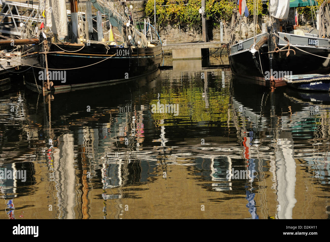 Klassische Boote am St Katherine's Dock, London Stockfoto