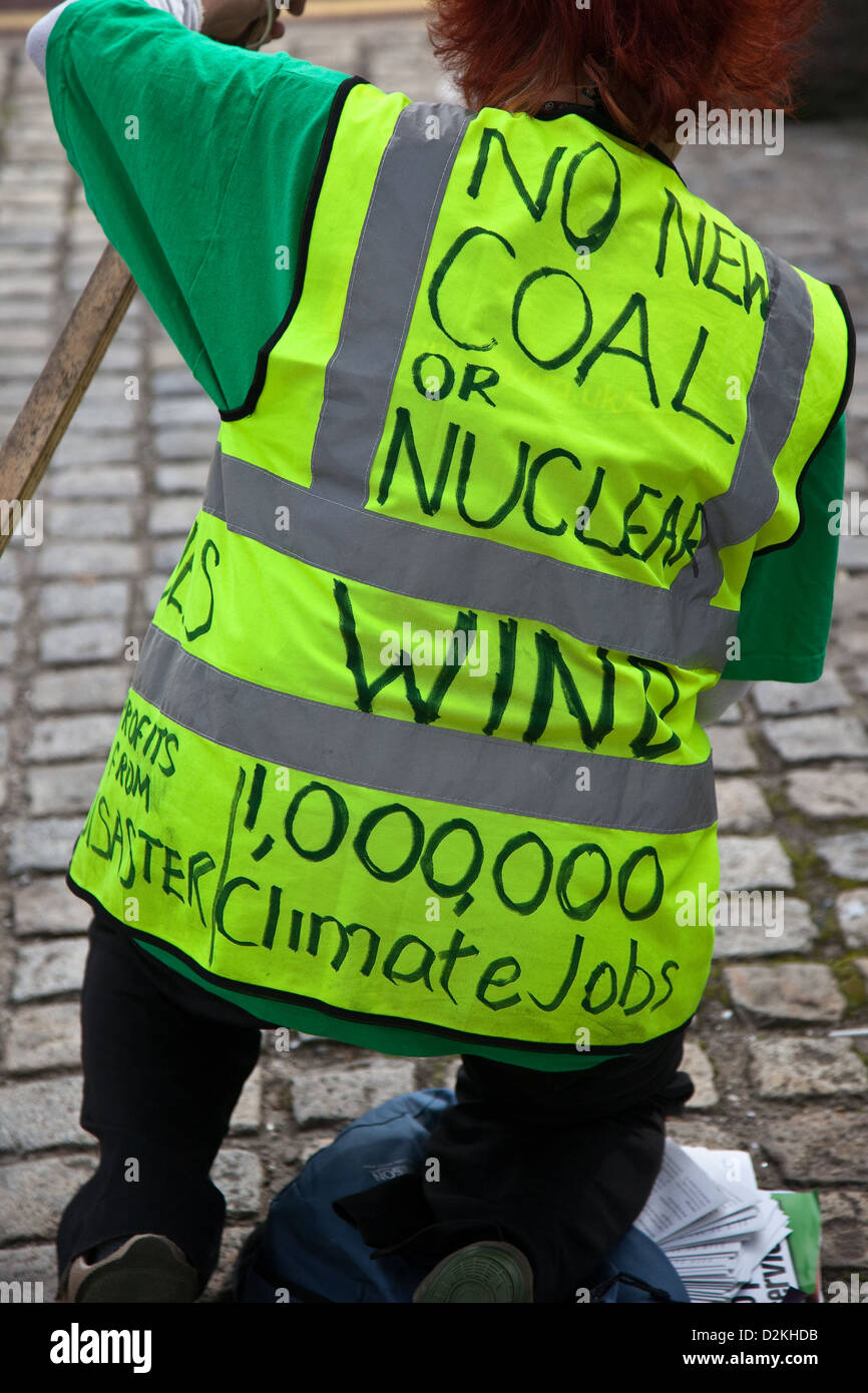 Klima-Kämpferin gegen Kohle und Kernenergie mit hi-Vis Weste in Liverpool, Großbritannien Stockfoto