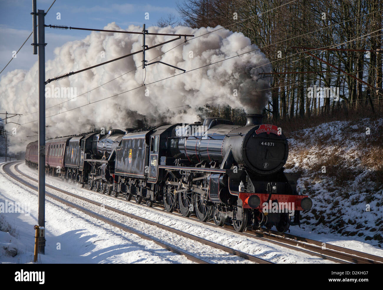 Züge, Gleise und Passagiere LMS 4-6-0 Nr. 44871; Midlander Dampfeisenbahn auf schneebedeckten Strecken im Winter. Ein Black Five 5 Exkursion Beckfoot, Cumbria Stockfoto