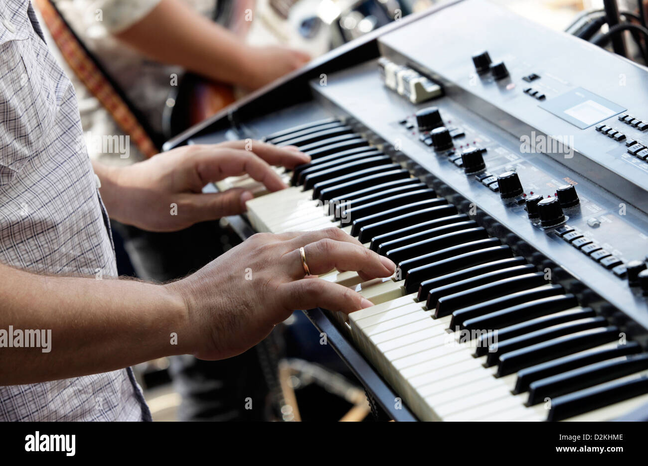 Der Mann spielt auf ein e-piano Stockfoto