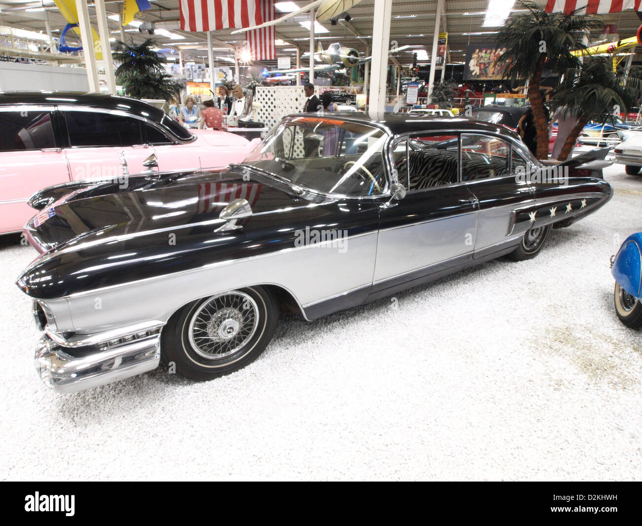 Der 1957er Cadillac Fleetwood, ein klassisches amerikanisches Luxusfahrzeug, das für sein elegantes Design und seinen leistungsstarken Motor mit markanten Heckflossen und Chromdetails bekannt ist. Stockfoto