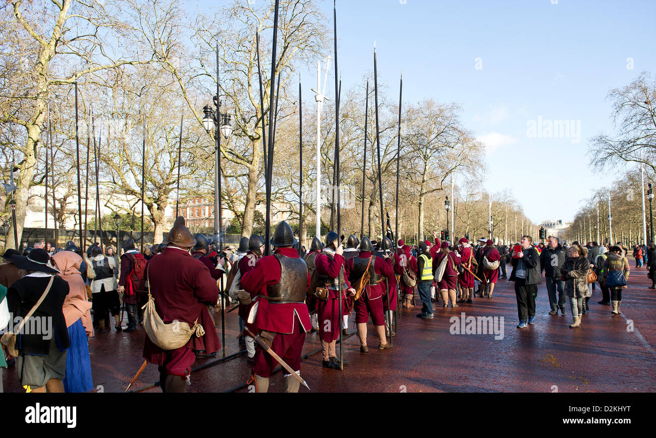 London, Großbritannien. 27 Jan, 2013. Die Mitglieder des Englischen Bürgerkriegs Gesellschaft versammeln sich auf Pall Mall. Der Englische Bürgerkrieg reenactors bereiten ein Service der Ausführung von König Charles I. Fotograf: Gordon Scammell zu gedenken zu besuchen Stockfoto