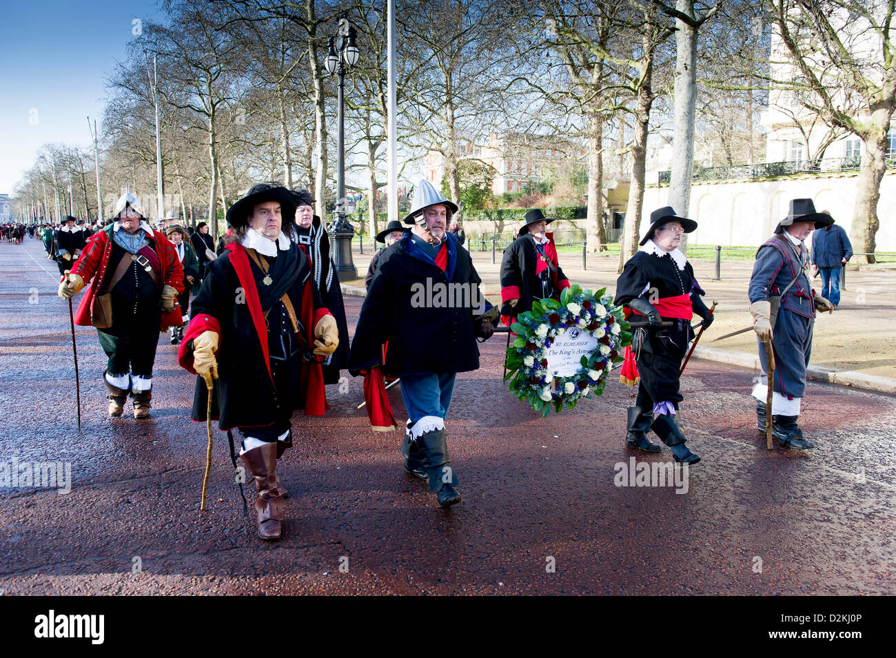 London, UK. 27. Januar 2013. Mitglieder des Vereins englischer Bürgerkrieg sammeln auf Pall Mall.  Der englische Bürgerkrieg Reenactors tragen einen Kranz an einen Dienst zum Gedenken an die Hinrichtung von König Charles I. Photographer: Gordon Scammell Stockfoto