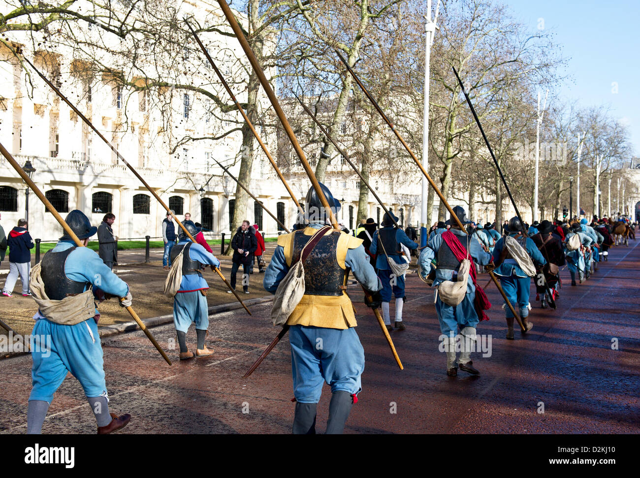 London, UK. 27. Januar 2013. Mitglieder des Vereins englischer Bürgerkrieg sammeln auf Pall Mall.  Der englische Bürgerkrieg Reenactors März an einen Dienst zum Gedenken an die Hinrichtung von König Charles I. Photographer: Gordon Scammell Stockfoto