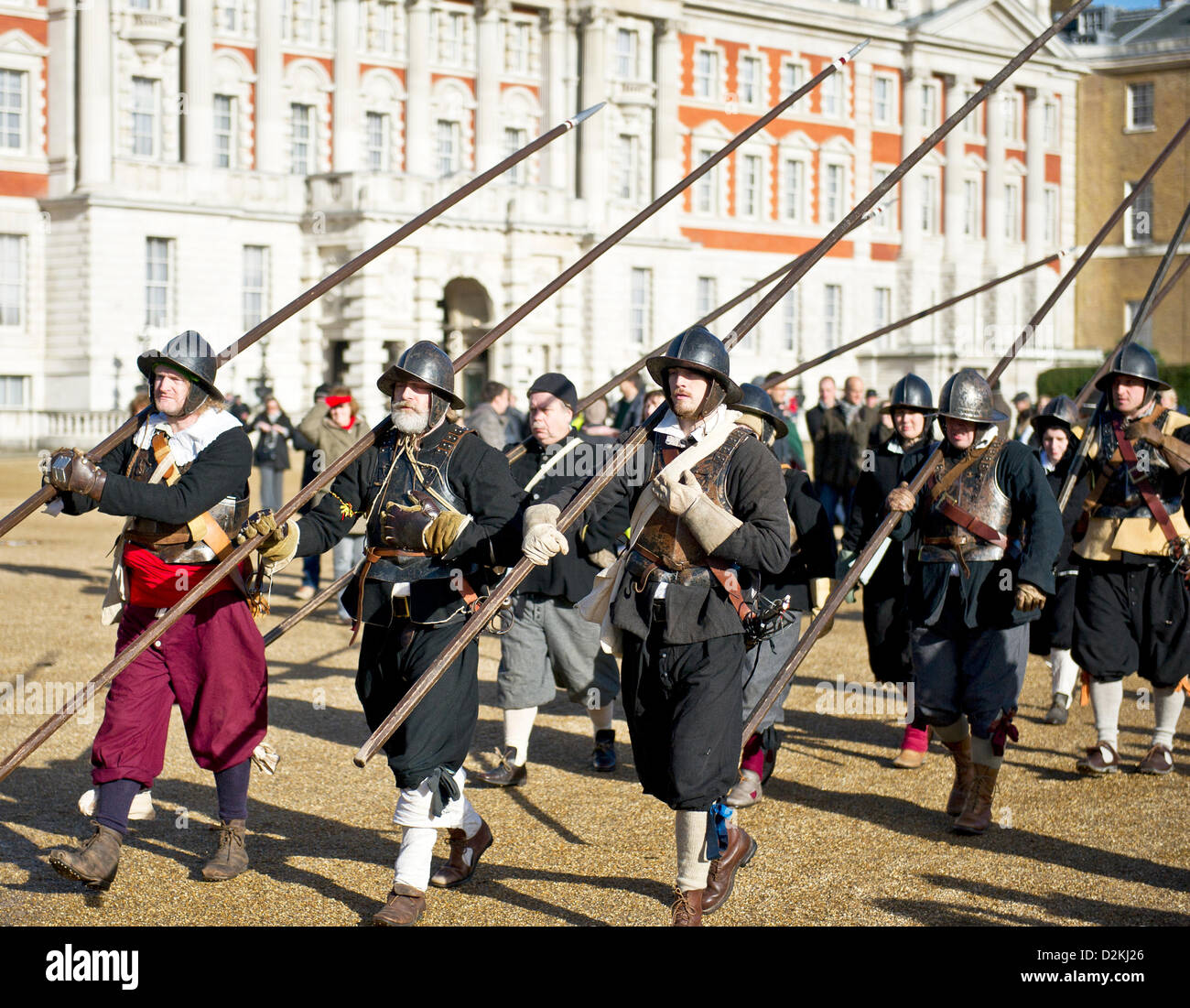 London, UK. 27. Januar 2013. Mitglieder von den englischen Bürgerkrieg Gesellschaft versammeln sich in London der englische Bürgerkrieg Reenactors verlassen Horse Guards Parade nach dem Besuch eines Service zum Gedenken an die Hinrichtung von König Charles I. Photographer: Gordon Scammell Stockfoto