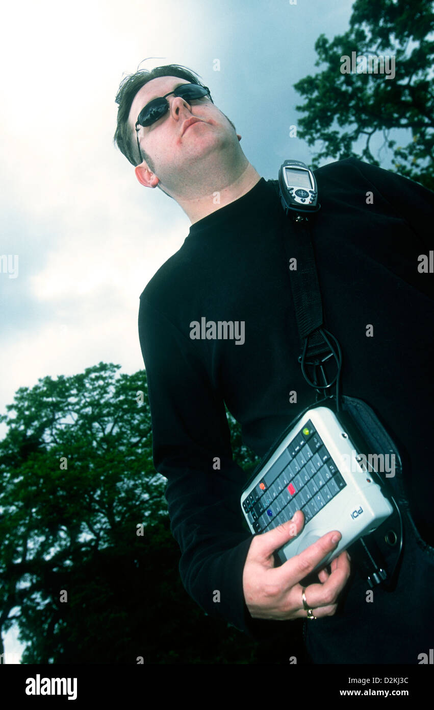 Blinder Mann, die Erprobung neuer Technologien, welche Ausrichtung & Mobilität für blinde/teilweise gesichtet, People, London, Großbritannien. Stockfoto