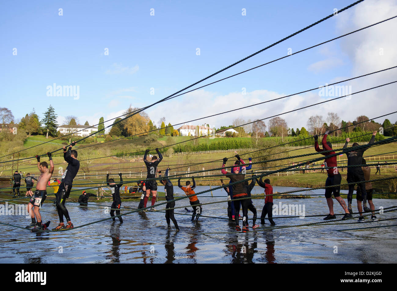 27.01.2013 Perton, England. Herausforderer angehen den Drachen-Pool in der "Killing Fields" während der Winter-Ausgabe von Tough Guy am South Perton Farm. Tausende von Comptitors laufen die 8 "Land Mile" Hindernis-Parcours umfasst Wasser, Einfrierende Temperaturen und Feuer. Stockfoto