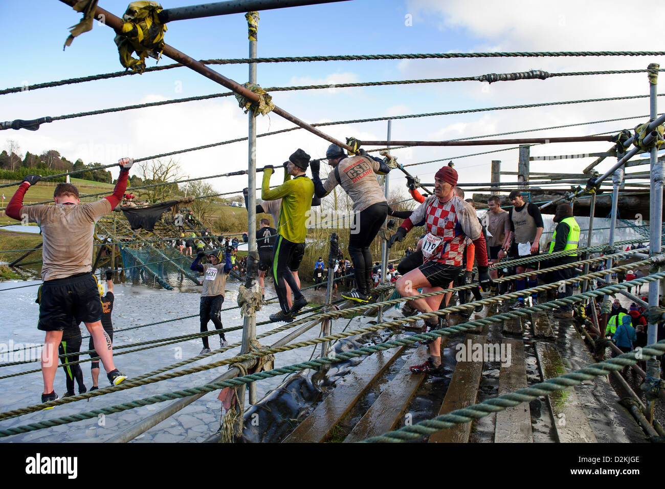 27.01.2013 Perton, England. Herausforderer angehen den Drachen-Pool in der "Killing Fields" während der Winter-Ausgabe von Tough Guy am South Perton Farm. Tausende von Comptitors laufen die 8 "Land Mile" Hindernis-Parcours umfasst Wasser, Einfrierende Temperaturen und Feuer. Stockfoto