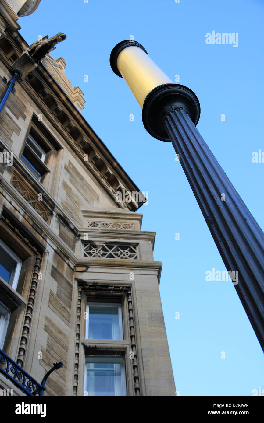 klassische Cambridge Straßenlaterne in der Nähe von Senat-Haus und große Heiliges Marys Kirche Stockfoto