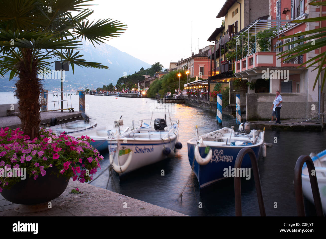 Kleine Boote erschossen am Abend, alte Stadt von Limone am Gardasee Italien Stockfoto