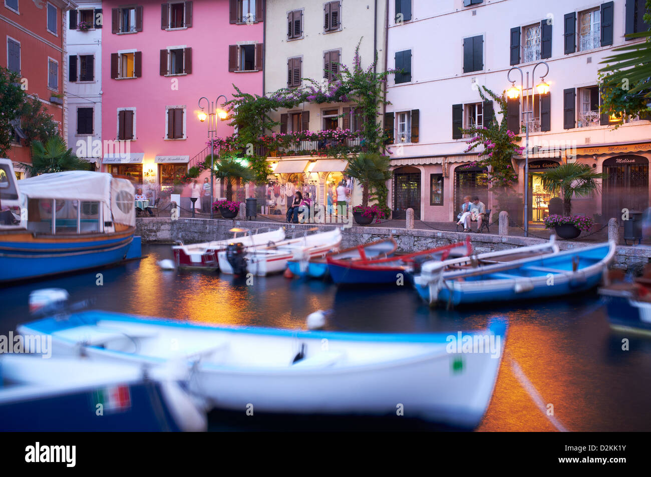 Kleine Boote erschossen am Abend, alte Stadt von Limone am Gardasee Italien Stockfoto