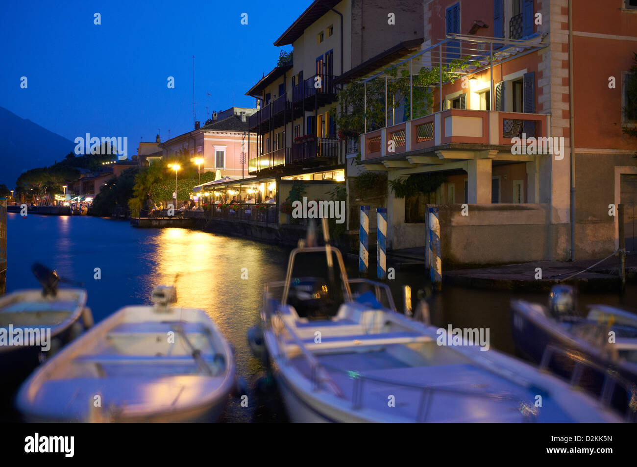 Kleine Boote erschossen am Abend, alte Stadt von Limone am Gardasee Italien Stockfoto