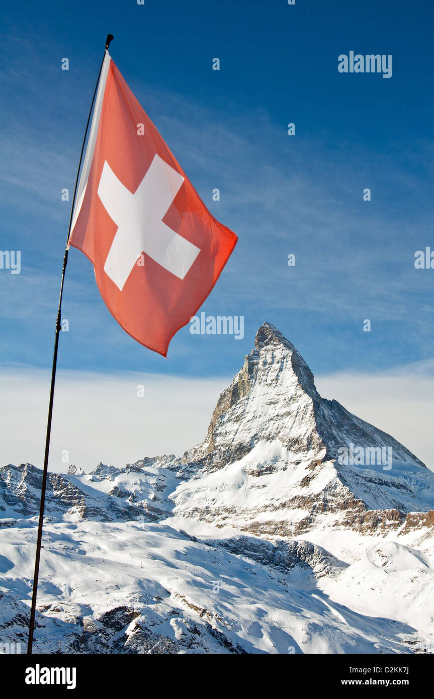 Blick auf die Nationalflagge der Schweiz mit dem Matterhorn im Hintergrund Stockfoto