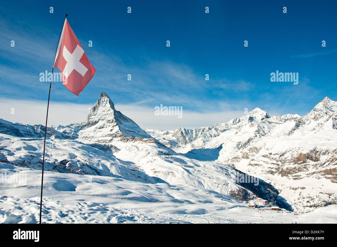 Blick auf Matterhorn, Schweizer Fahne und Ski-Station Riffelberg Stockfoto