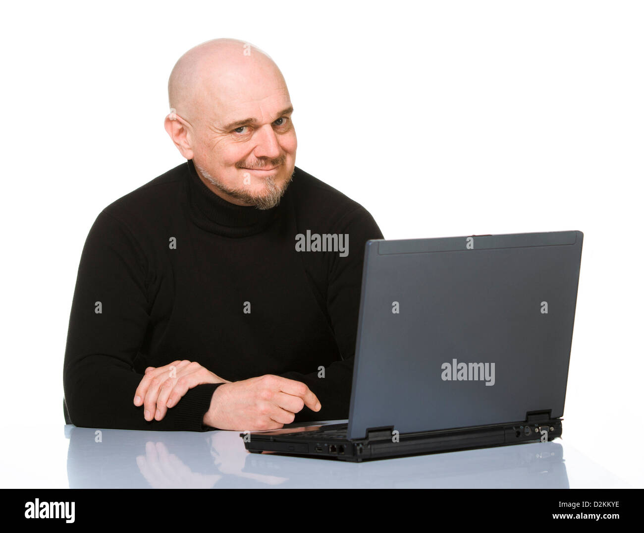 Glücklich Senior mit Laptop. Reifer Mann Lächeln, wenn Laptop verwenden. Isoliert auf weißem Hintergrund. Stockfoto