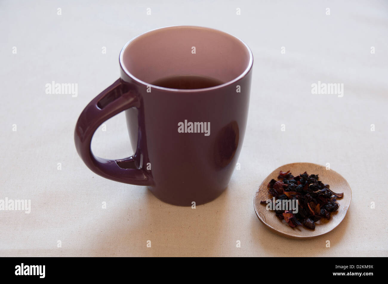 Bio Kräuter getrocknet und Vorbereitung der Früchte in eine Schüssel geben und in eine Tasse Kräutertee. Stockfoto